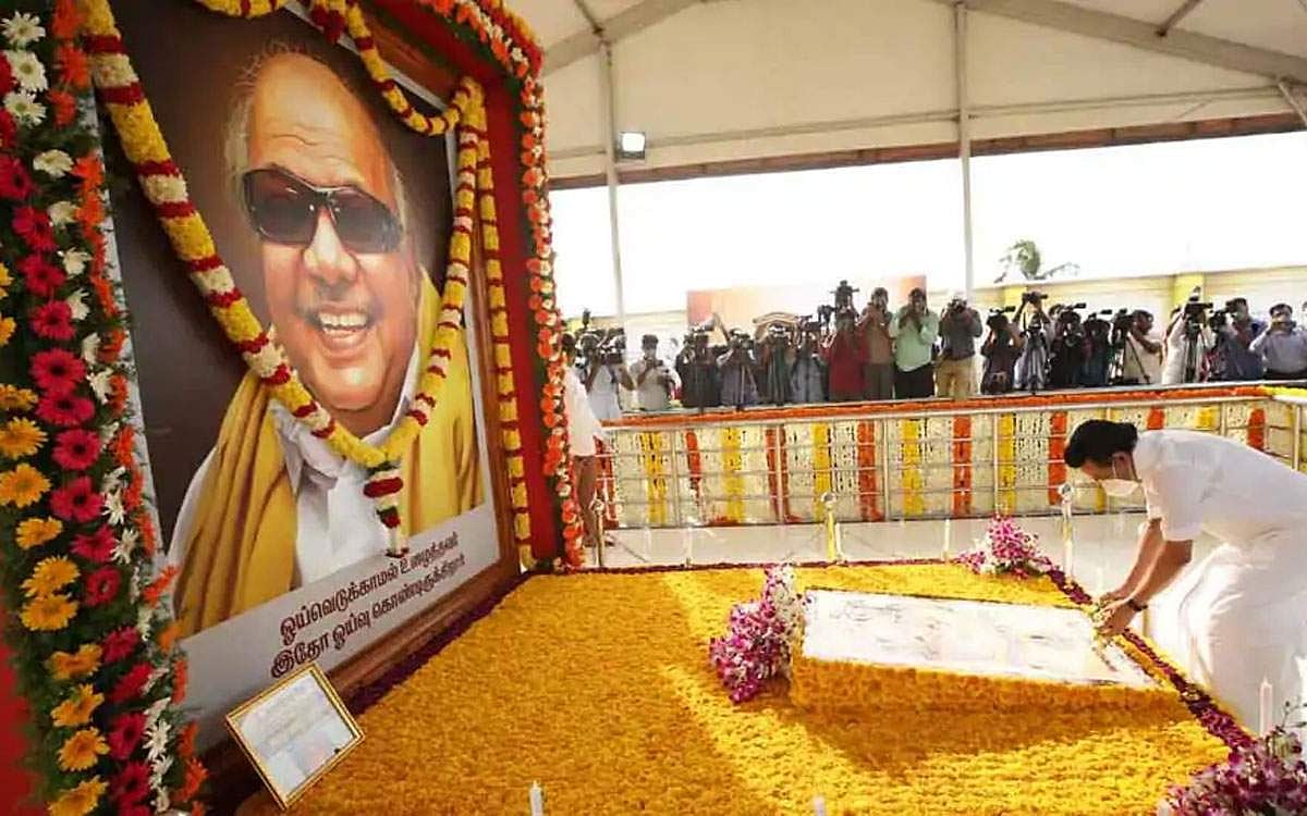 மறைந்த திமுக தலைவரும் முன்னாள் முதல்வருமான கலைஞர் கருணாநிதியின் இரண்டாம் ஆண்டு நினைவு நாள் இன்று அணுசரிக்கப்பட்டது.