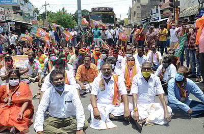 ஈரோடு:  காவல்துறையை கண்டித்து பாஜக சாலை மறியல்