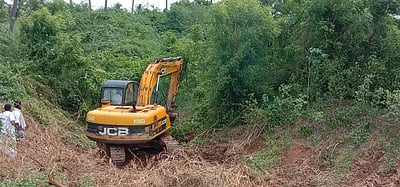மானாமதுரை அருகே காவல்துறையினர் பாதுகாப்புடன் கால்வாய்  தூர்வாரும் பணி