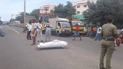 கரோனா இறப்பில் சந்தேகம்: சடலத்துடன் உறவினர்கள் தேனியில் சாலை மறியல்