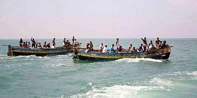 மகாராஷ்டிரம்: கடலில் தத்தளித்து வந்த 16 மீனவர்கள் மீட்பு