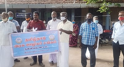 சத்துணவு ஊழியா்களின் ஊதிய பிடிப்பை கண்டித்து ஆா்ப்பாட்டம்