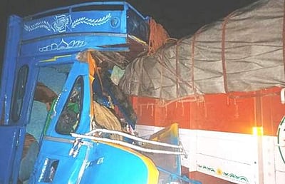 வைகுந்தம்: லாரி மீது டெம்போ மோதியதில் ஒரே கிராமத்தைச் சேரந்த 3 பேர் பலி: 7 பேர் காயம் 