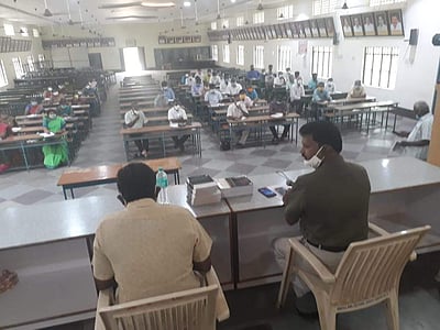 நீட் தேர்வுக்கான சிறப்புப் பயிற்சி: அரசு பள்ளி மாணவர்களுக்கு வழங்க உத்தரவு