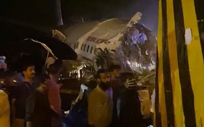 கேரளாவில் ஏர் இந்தியா விமானம் தரையிறங்கும்போது விபத்துக்குள்ளானது