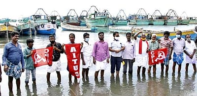 ராமநாதபுரத்தில் ஏ.ஐ.டி.யு.சி மீனவ சங்கம் சார்பில் கடலில் இறங்கி ஆர்ப்பாட்டம்