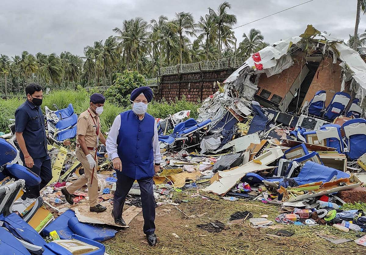 விபத்துப் பகுதியைப் பார்வையிடும் விமானப் போக்குவரத்துத் துறை அமைச்சர் ஹர்தீப் சிங் புரி.