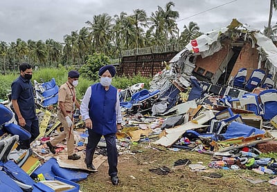 விபத்துப் பகுதியைப் பார்வையிட்ட விமானப் போக்குவரத்துத் துறை அமைச்சர் - புதிய படங்கள்