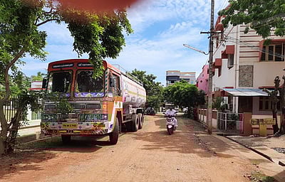 டீசல் பாரத்துடன் குடியிருப்பு பகுதியில் நிறுத்தப்பட்டுள்ள லாரியை அப்புறப்படுத்த வலியுறுத்தல்