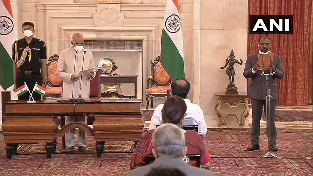 தலைமைக் கணக்கு தணிக்கை அதிகாரியாக ஜி.சி. முா்மு பதவியேற்பு