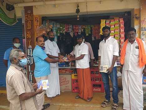 ஒட்டன்சத்திரத்தில் கந்தசஷ்டி கவச புத்தகம் வீடு வீடாக வழங்கல்