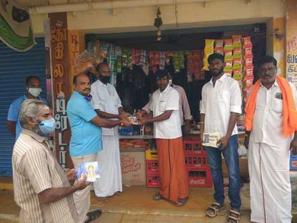 ஒட்டன்சத்திரத்தில் கந்தசஷ்டி கவச புத்தகம் வீடு வீடாக வழங்கல்