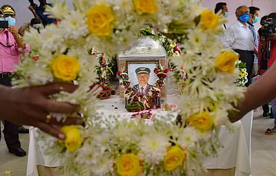 விமானி தீபக் சாத்தே உடலுக்கு ஏர் இந்தியா ஊழியர்கள் அஞ்சலி - புகைப்படங்கள்