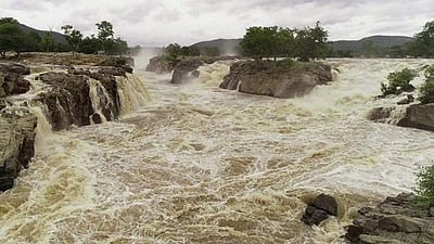 ஒகேனக்கல் காவிரி ஆற்றில் வெள்ளப்பெருக்கு