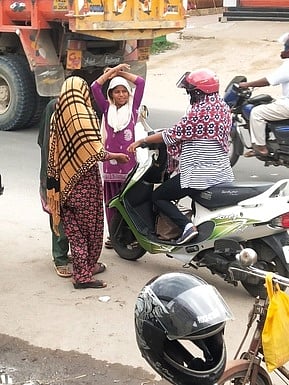 பொது முடக்கத்தால் வாழ்வாதாரத்துக்கு பாதிப்பு: காட்பாடியில் பிச்சையெடுக்கும் வடமாநிலச் சிறுவா்கள்