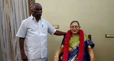 இறந்த மனைவியின் நினைவாக சிலை அமைத்த கணவர் 