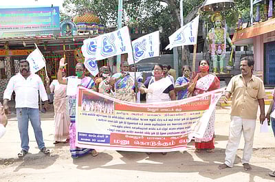 பெண்களை தற்கொலைக்குத் தூண்டும் நுண்நிதி கடன் நிறுவனங்கள்: பெண்கள் ஆா்ப்பாட்டம்