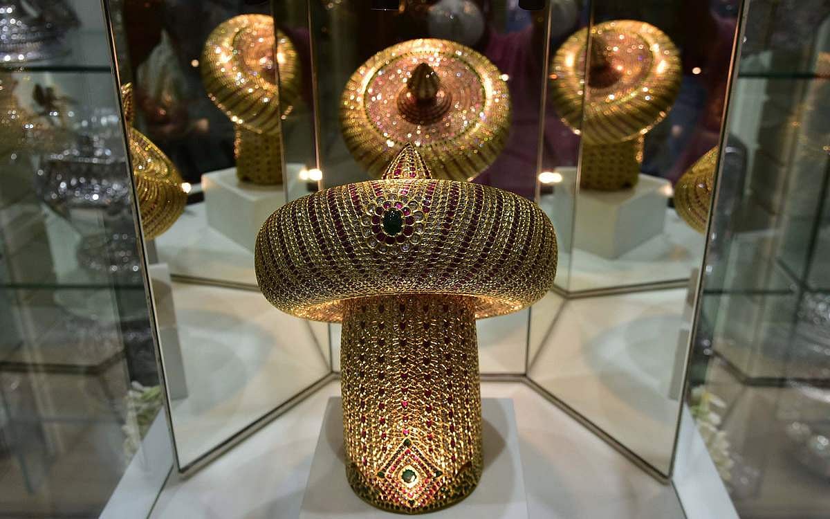 ஸ்ரீ பார்த்தசாரதி கோயிலுக்கு அழகிய வேலைப்பாடுகளுடன் கூடிய வைர கிரீடத்தை நன்கொடையாக வழங்க உள்ள ஸ்ரீ ஜெயந்திலால் சல்லானி அன்ட் சன்ஸ் குழுமத்தினர்.