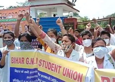 பிகார்: தேர்வு நடத்த வலியுறுத்தி ஆர்ப்பாட்டம்