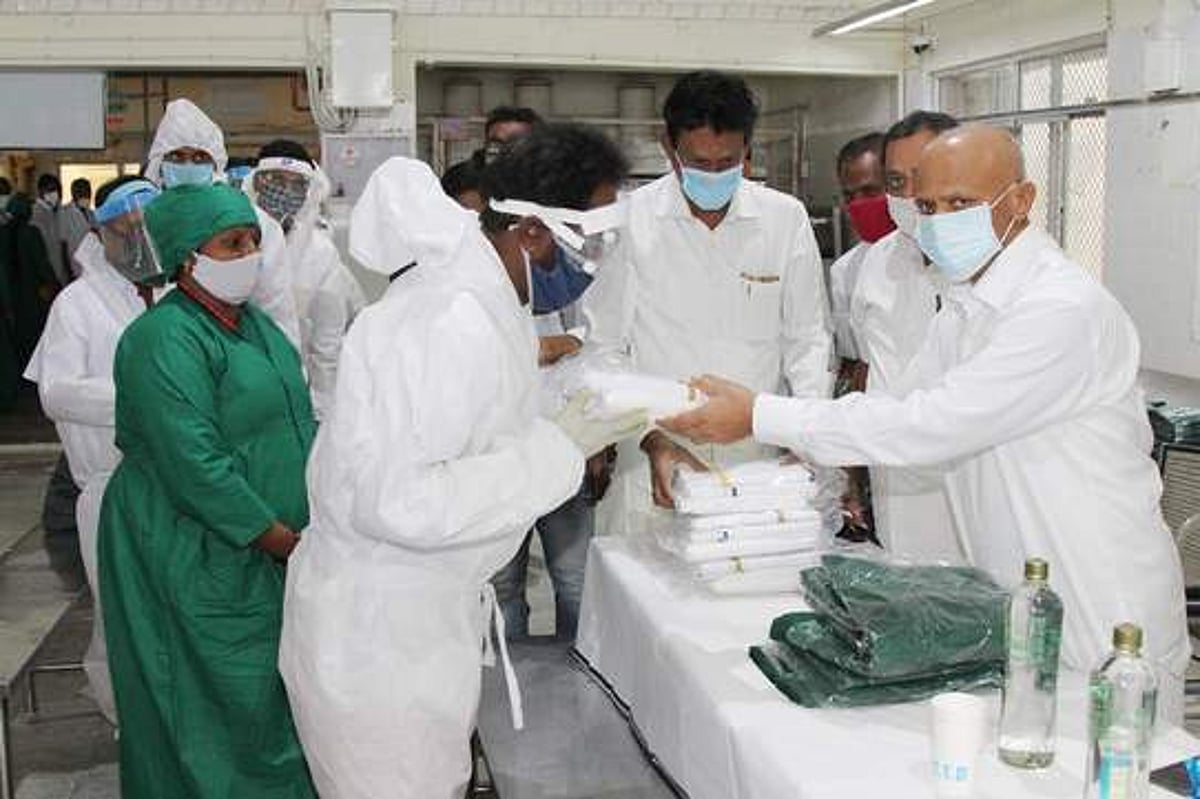 நாவிதா்களுக்கு சீருடைகள் நன்கொடை