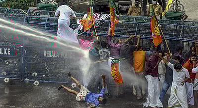 கேரளத்தில் அமைச்சருக்கு எதிராக போராட்டம்: காவல்துறை தடியடி