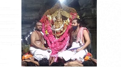 திருச்செந்தூர் சுப்பிரமணிய சுவாமி திருக்கோயில்: வெட்டிவேர் சப்பரத்தில் எழுந்தருளிய சுவாமி சண்முகர்