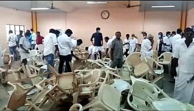 திருச்சியில் பதவி கிடைக்காத ஆத்திரம்; அதிமுக கூட்டத்தில் ரகளை