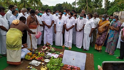 அமைச்சர்களுடன் திமுக முன்னாள் அமைச்சர்: ஈரோடு மாவட்ட அரசியலில் பரபரப்பு            