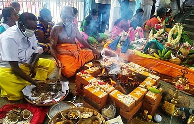 பெரம்பலூா் மாரியம்மன் கோயிலில்  வருடாபிசேகம்