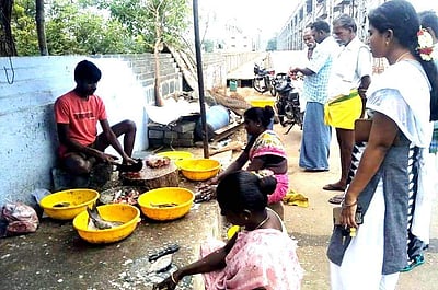 புரட்டாசி மாதம் தொடக்கம்: கோனேரிப்பட்டியில் பனிக்கட்டியில் வைக்காத மீன்கள் விற்பனை அதிகரிப்பு