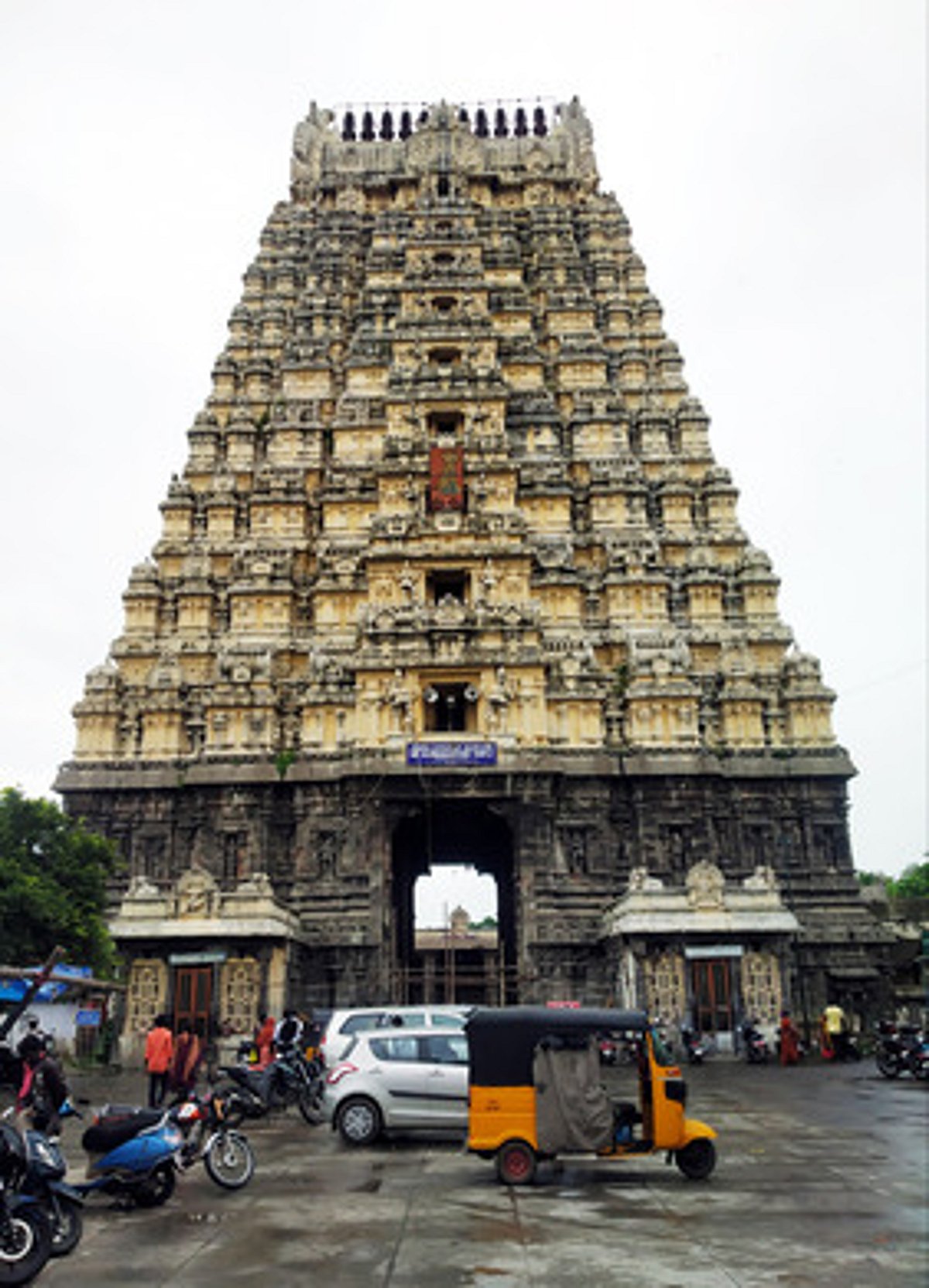 உடனடியாக கும்பாபிஷேகம் நடத்த வேண்டிய நிலையில் ஏகாம்பரநாதா் கோயில்