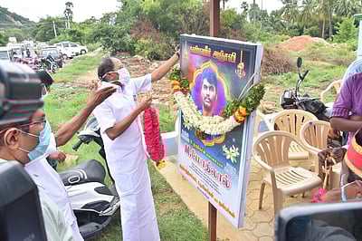 நீட் தேர்வு அச்சத்தால் தற்கொலை செய்துகொண்ட மாணவர் குடும்பத்திற்கு அமைச்சர் பி. தங்கமணி ஆறுதல்