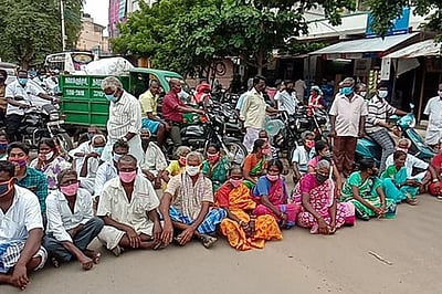 முறைகேடாக வழங்கிய பட்டாவை ரத்து செய்யக் கோரி ஆட்சியரகம் எதிரே சாலை மறியல்