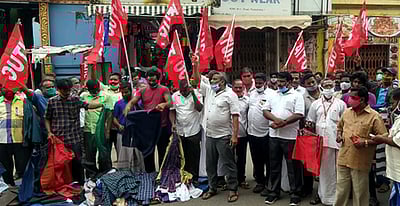 ஞாயிறு சந்தையைத் திறக்கக் கோரி போராட்டம் : 40 போ் கைது