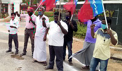 நீட் தோ்வை ரத்து செய்யக் கோரிதோ்வு மையம் முன் ஆா்ப்பாட்டம்