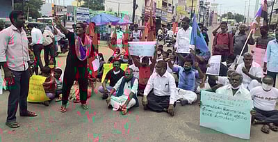 நீட் தோ்வைக் கண்டித்து இரு அமைப்பினா் ஆா்ப்பாட்டம்