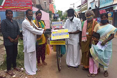 சைக்கிளில் பயணித்தபடி கரோனா விழிப்புணா்வு:மதுரை தம்பதி கௌரவிப்பு