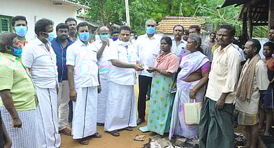 தீ விபத்தில் பாதிக்கப்பட்ட  குடும்பத்துக்கு திமுக உதவி