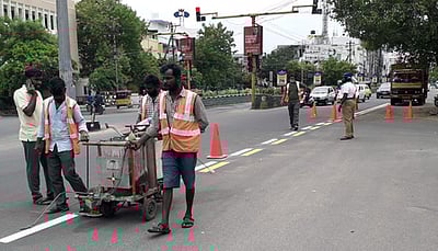 திருச்சி மாநகரில் இருசக்கர வாகனங்களுக்கு தனிவழி அமைக்கும் பணி