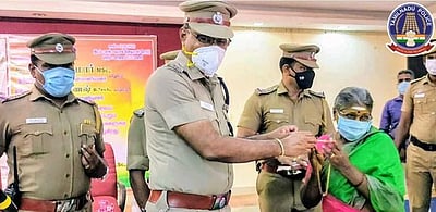 திருட்டு சம்பவங்களில் மீட்கப்பட்ட தங்க நகைகள் உரியவரிடம் ஒப்படைப்பு