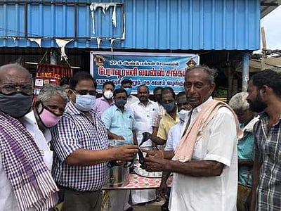 பெருமகளூரில் பொதுமக்களுக்கு கபசுரக் குடிநீா், முகக்கவசம் வழங்கல்