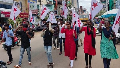 புதுகையில் பாடை கட்டி மாணவா் சங்கத்தினா் போராட்டம்