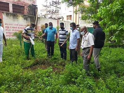 பள்ளி வளாகத்தை தூய்மைப்படுத்திய போலீஸாா்