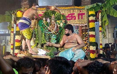 திருச்செந்தூா் ஆவணித் திருவிழா:வெள்ளை, பச்சை சாத்தி சுவாமி எழுந்தருளல்