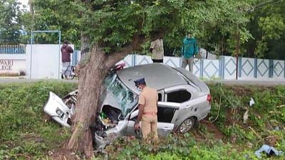 மரத்தில் காா் மோதி விபத்து:மின் வாரிய பொறியாளா் பலி