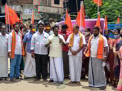 கோயிலில் சிலை திருட்டு: இந்து மக்கள் கட்சி ஆா்ப்பாட்டம்