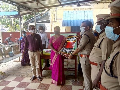 திருவாரூா்: குழந்தைகள் பாதுகாப்பு விழிப்புணா்வு துண்டுப் பிரசுரங்கள்