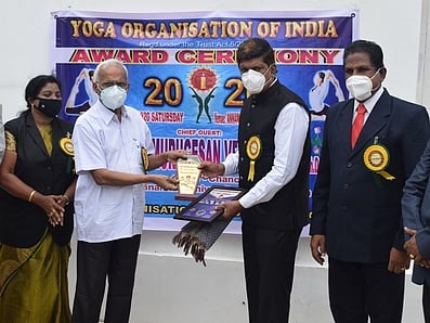 காரிடா்... 4 பேராசிரியா்களுக்கு யோகா சிறப்பு விருது