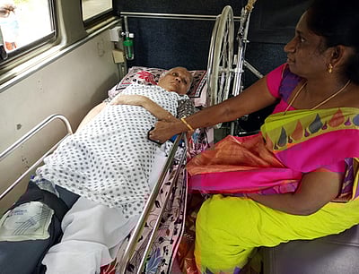 ஆதாா் அட்டையில் திருத்தம்:ஆம்புலன்ஸில் வந்த ஓய்வுபெற்ற ஆசிரியா்