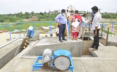 மழைநீா் வடிகாலை சீரமைக்க ஆட்சியா் அறிவுறுத்தல்